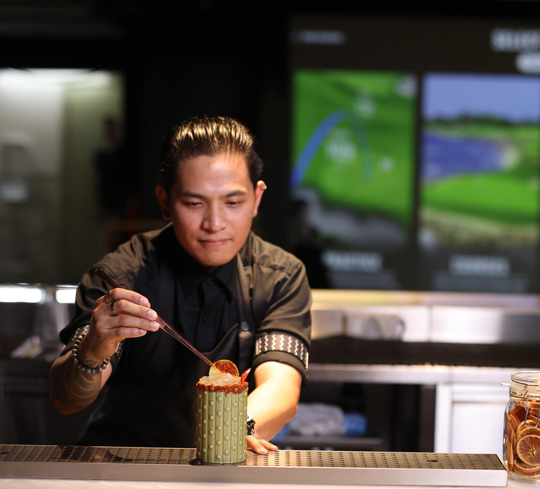 Dubai: Golf Simulator Play & Dine Experience