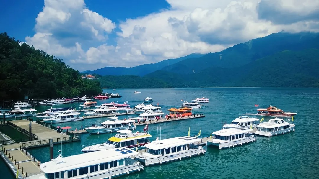 1-Day Tour to Sun Moon Lake and Qingjing Farm with Taichung City Pickup