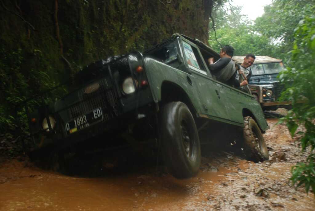 Fun Offroad Ciwidey Bandung – Land Rover Tea Plantation Adventure