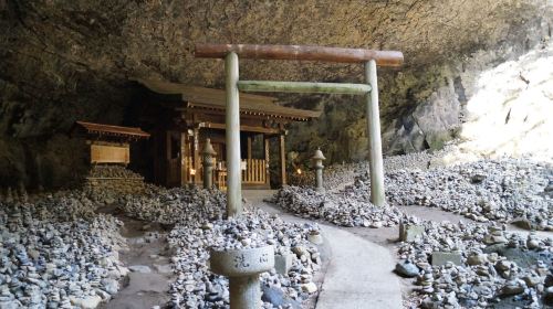 1-day tour to Kamishikimi Kumanoimasu Shrine, Takachiho Gorge, and Amanoiwato Shrine Nishi Hongu in Miyazaki, Japan