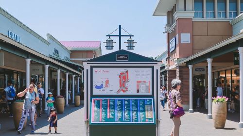Solo friendly 1-day tour from Tokyo to Mount Fuji – outlet shopping