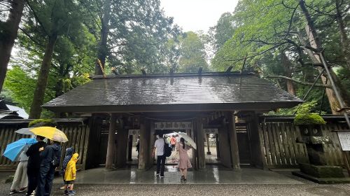 A day trip to Kumamoto's Kamishomi Kumanoza Shrine, Miyazaki's Takachiho Gorge, and Ten'an Kawara