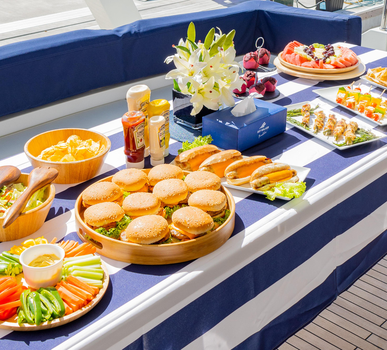 Dubai: Luxury Yacht Tour with Live BBQ and Hotel Transfer