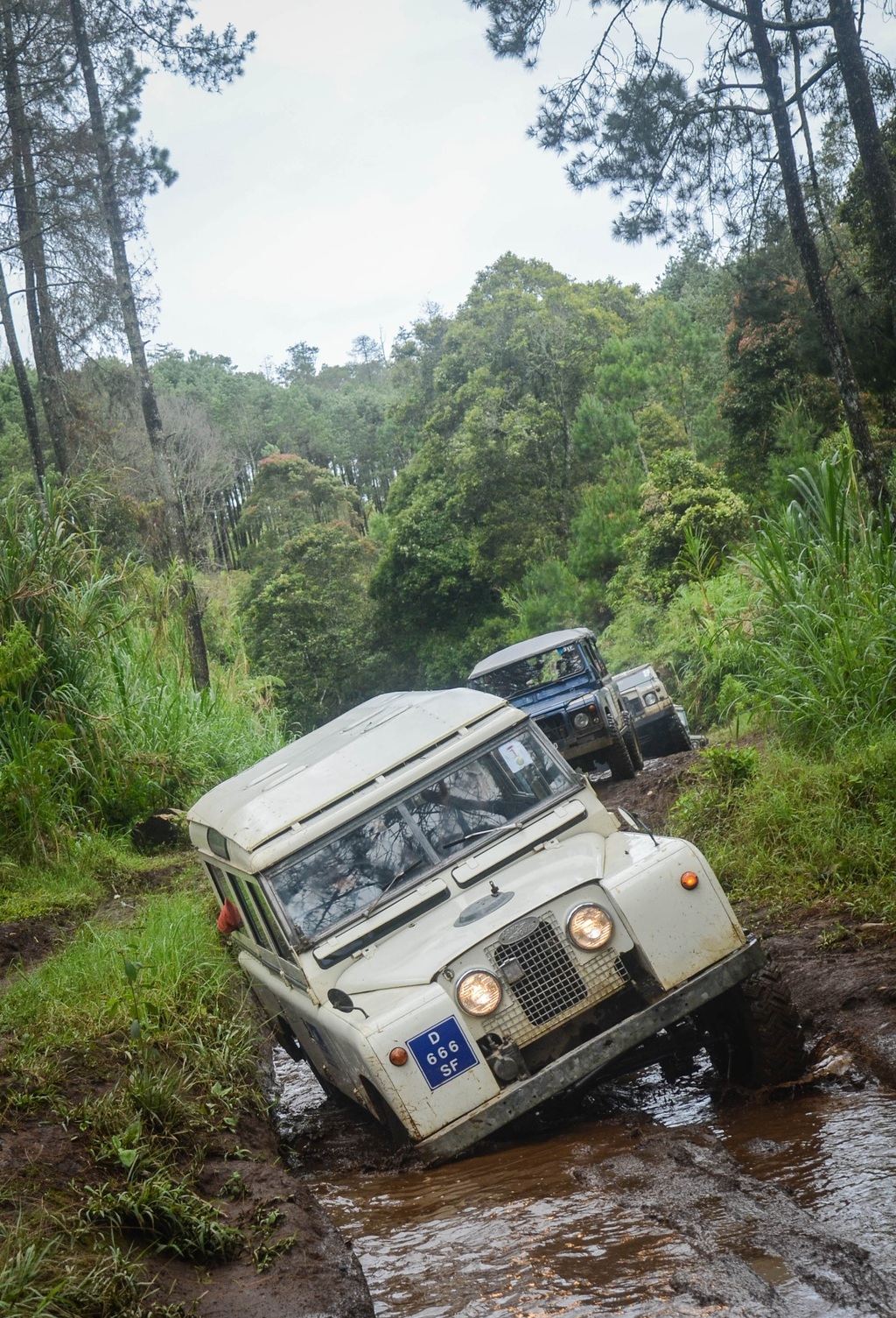 Fun Offroad Ciwidey Bandung – Land Rover Tea Plantation Adventure