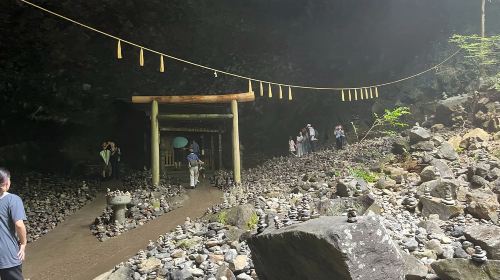 A day trip to Kumamoto's Kamishomi Kumanoza Shrine, Miyazaki's Takachiho Gorge, and Ten'an Kawara