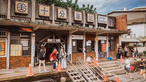 Departing from Taipei: Shifen Old Street / Shifen Waterfall / Yehliu Geopark Day Tours