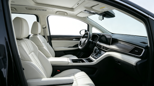 Premium private car with Chinese service and professional drivers - private charter transfer service available throughout Japan including Tokyo, Osaka, Kyoto and Fukuoka Transport Passes