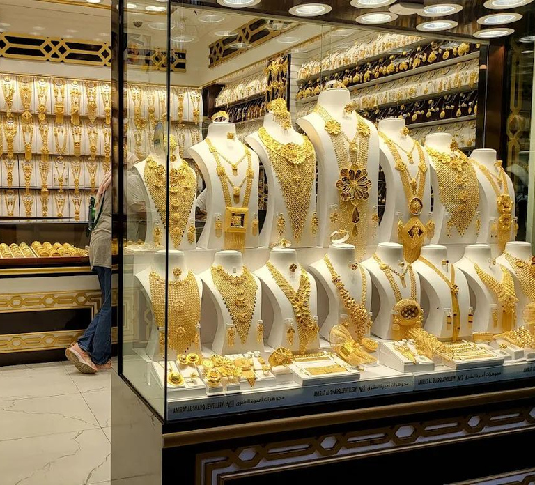 Abu Dhabi Traditional Souqs & Mall Shopping Tour with Pickup