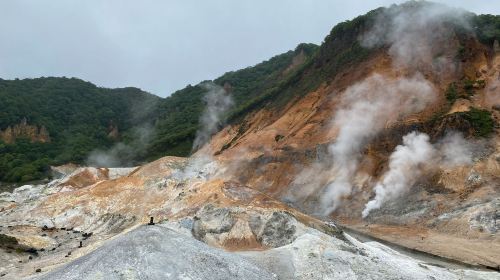 Hokkaido Day Tour: Noboribetsu, Mt. Usu, Lake Toya & Lake Shikotsu