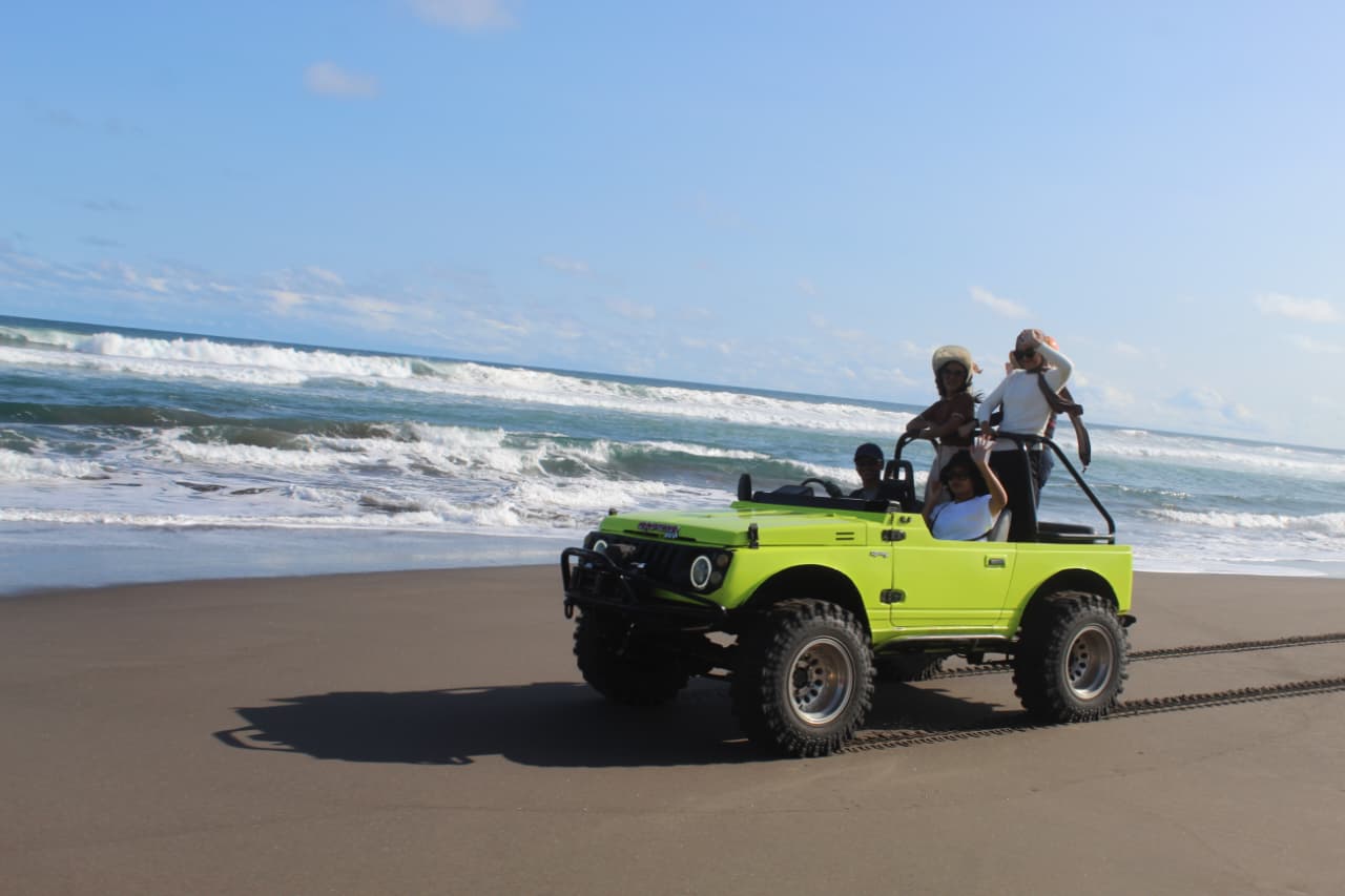 Jeep Gumuk Pasir Parangtritis by Sinjo Adventure