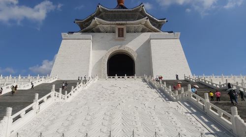 Taipei Classic Landmarks 1-Day Tour: Palace Museum, CKS Memorial Hall & Longshan Temple
