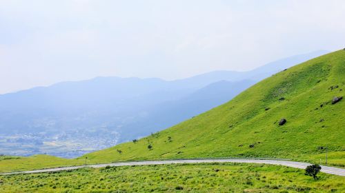1-Day Tour of Kyushu's Fairy Tale Nature in Japan · Zoo · Yufuin Fairy Tale Street · Mountain Views