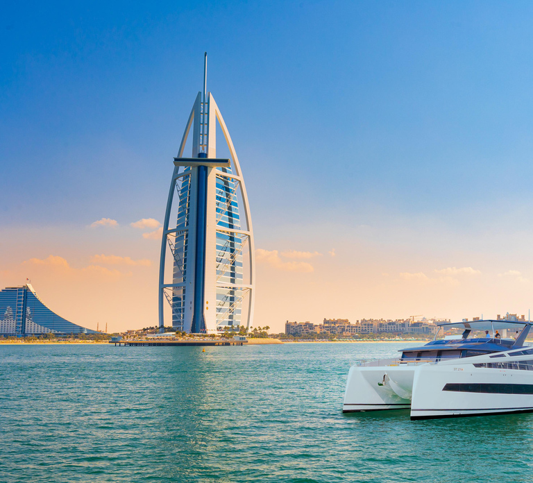 Dubai: Luxury Yacht Tour with Live BBQ and Hotel Transfer