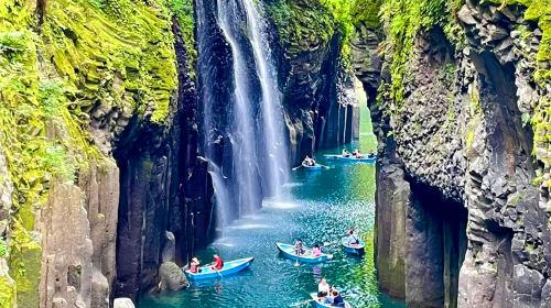 Kyushu Day Tour: Takachiho Gorge Boat Ride, Aso Volcano & Kusasenri (Optional Cruise & Lunch)