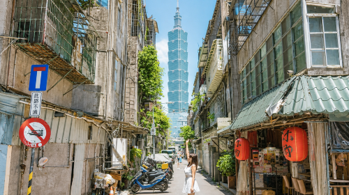 Classic shared day tour to Taipei 101 + Jiufen at night with free bubble tea included