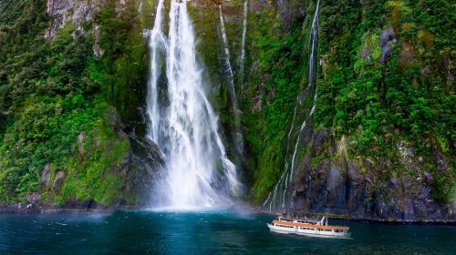 Queenstown Helicopter Round-Trip – Aerial Views of the Fjords – Southern Discoveries Cruise
