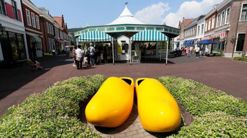 From Fukuoka: Private Day Trip to Huis Ten Bosch Theme Park Day Tours