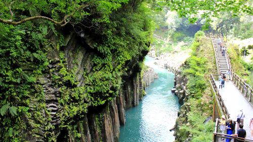 Kyushu Takachiho Gorge Day Tour – Forest Blessing on the Sky Train & Exploring Amanoyasukawara