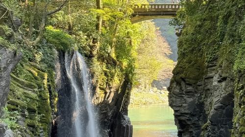 A day trip to Kumamoto's Kamishomi Kumanoza Shrine, Miyazaki's Takachiho Gorge, and Ten'an Kawara