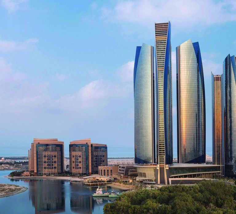 Abu Dhabi: City Tour and Desert Safari Package