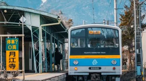 Mt. Fuji Fruit Picking, Lake Kawaguchi Train & Oishi Park 1-Day Tour