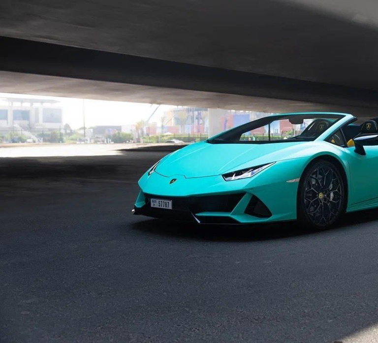 Experience Dubai in a Lamborghini