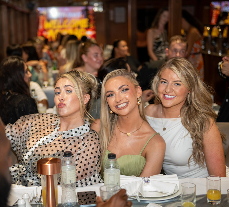 Dubai Marina: Luxury Dinner Cruise, 5 Star Buffet Live Shows