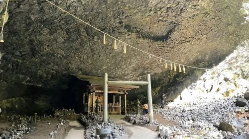 A day trip to Kumamoto's Kamishomi Kumanoza Shrine, Miyazaki's Takachiho Gorge, and Ten'an Kawara