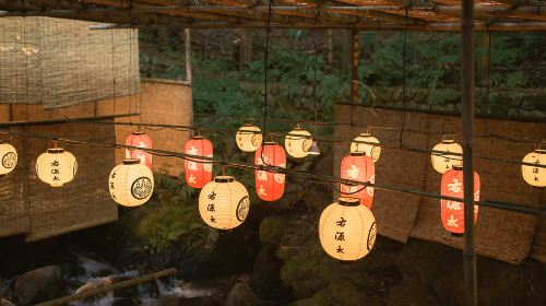 Kyoto Kifune Shrine + Arashiyama + Sanzen-in 9-person premium small group, fall foliage viewing