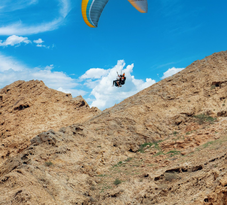 Sharjah: Tandem Paragliding Experience