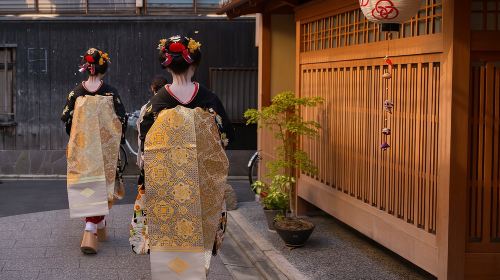 Kyoto Gion Night Walk: Sake, Secret Alleys & Geisha District Day Tours