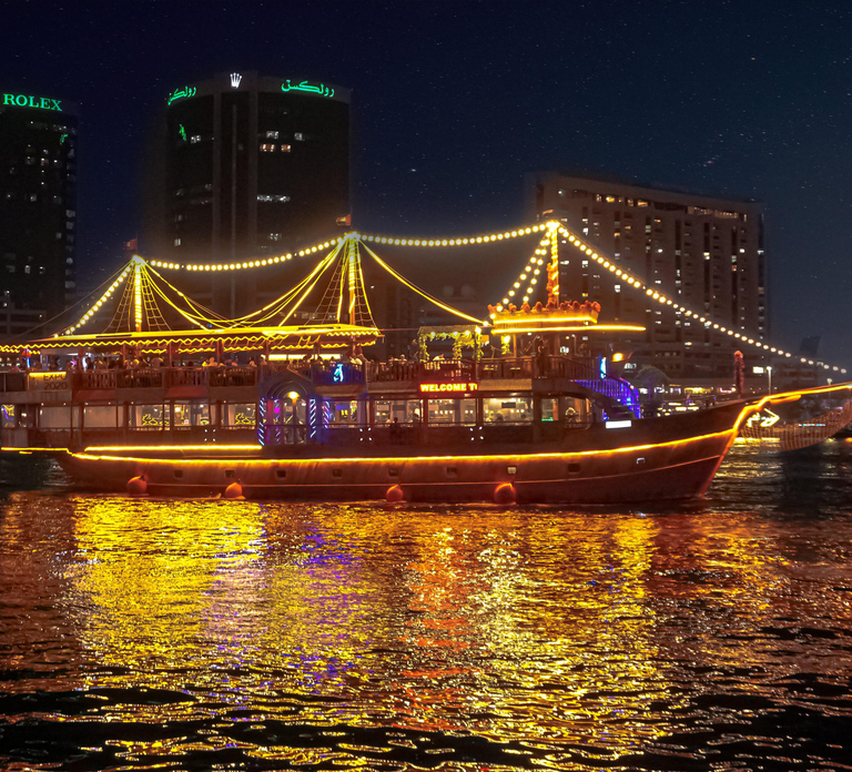 Dubai: Luxury Dinner Cruise with Live Music