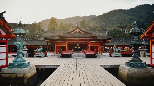 The Peace Memorial to Miyajima : Icons of Peace and Beauty