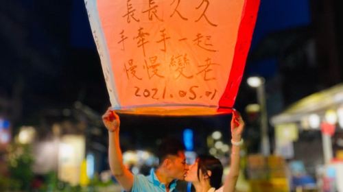 New Taipei City | Pingxi Shifen Old Street Sky Lantern Blessing Experience | Auspicious Sky Lantern
