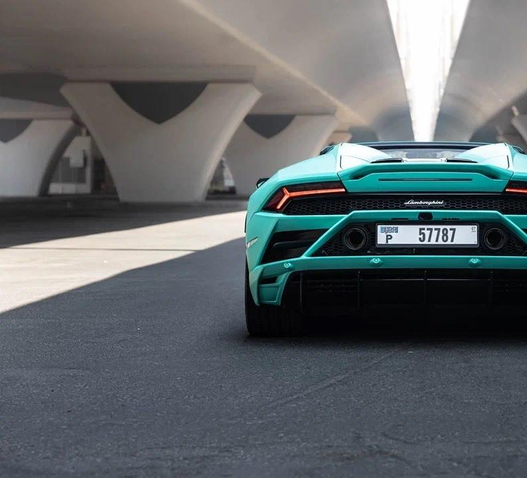 Experience Dubai in a Lamborghini