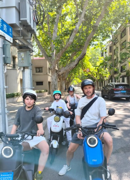 Exploring Old Shanghai by Electric Scooter: The Bund, Suzhou River & Old Town (Small Group Tour)