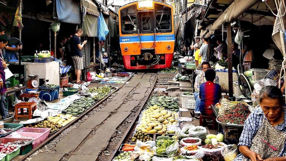 Join Tour Amphawa weekend market+ fireflies