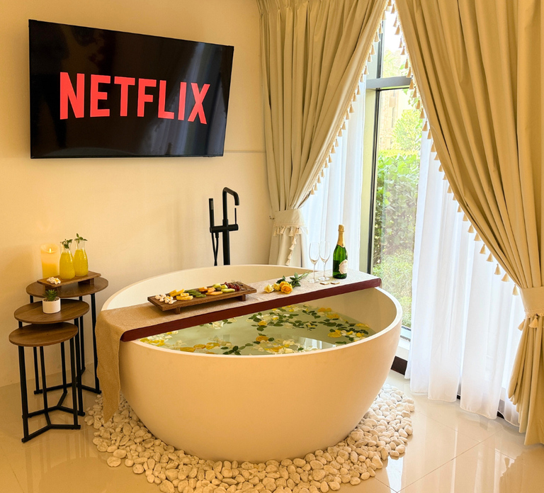 Dubai's Viral Flower Bath and Massage at Oasis Mall