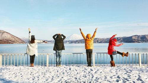 1-day tour to Noboribetsu Jigokudani Valley & Lake Tōya in Hokkaido · Small group for 9 people