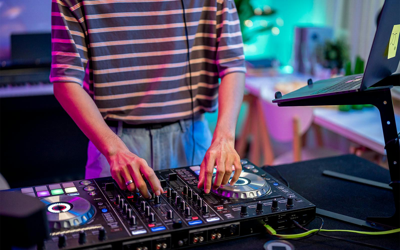 From Dubai Marina: Lotus Mega Yacht Dinner Cruise with Live DJ & Unlimited Drinks