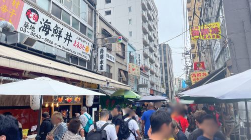 Tokyo: Enjoy a variety of classic Japanese delicacies at Tsukiji Market