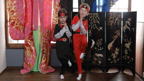 Choose one of six themed video shooting experiences: Samurai, Ninja, or Geisha