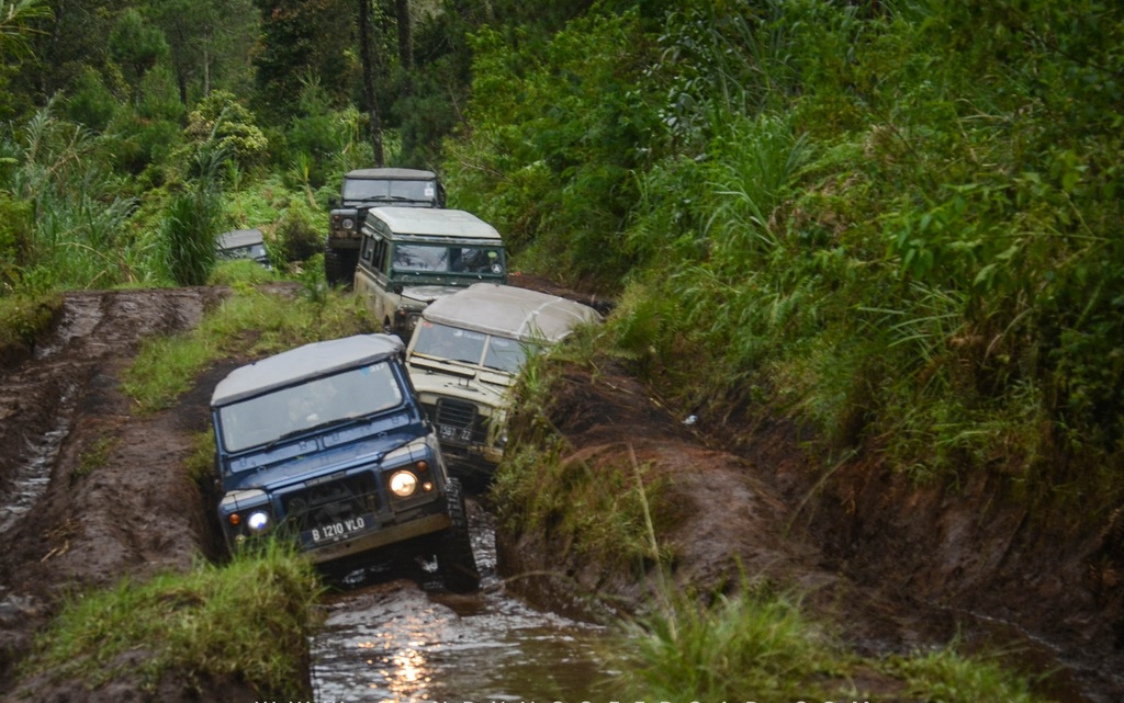 Fun Offroad Ciwidey Bandung – Land Rover Tea Plantation Adventure