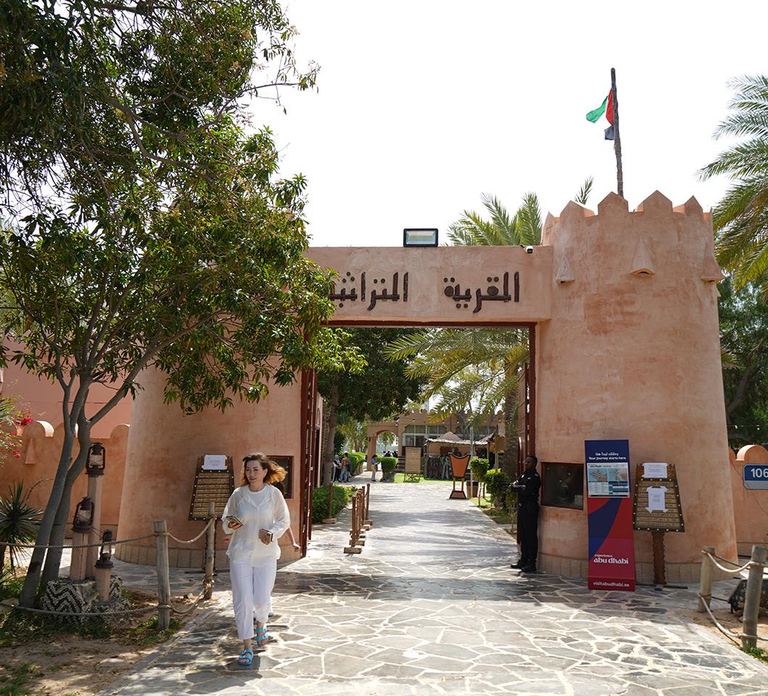 Dubai & Abu Dhabi: 2-Day Tour with Desert Safari