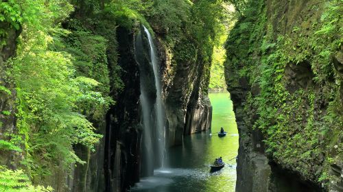 Kyushu Takachiho Gorge Day Tour – Forest Blessing on the Sky Train & Exploring Amanoyasukawara