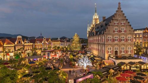 From Fukuoka: Private Day Trip to Huis Ten Bosch Theme Park Day Tours
