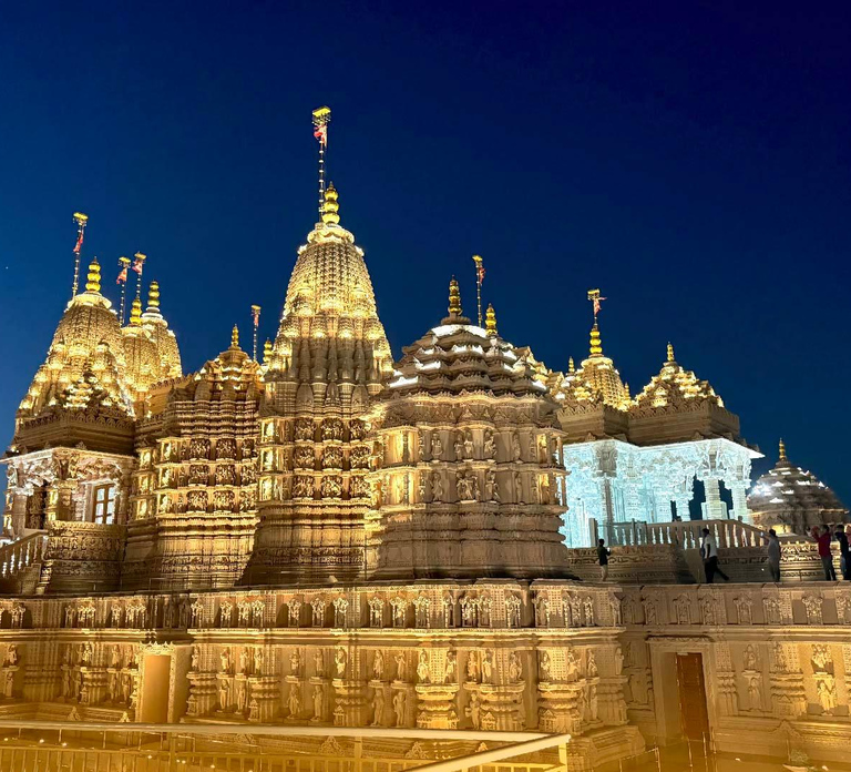 From Dubai: BAPS Hindu Temple And Sheikh Zayed Mosque Tour