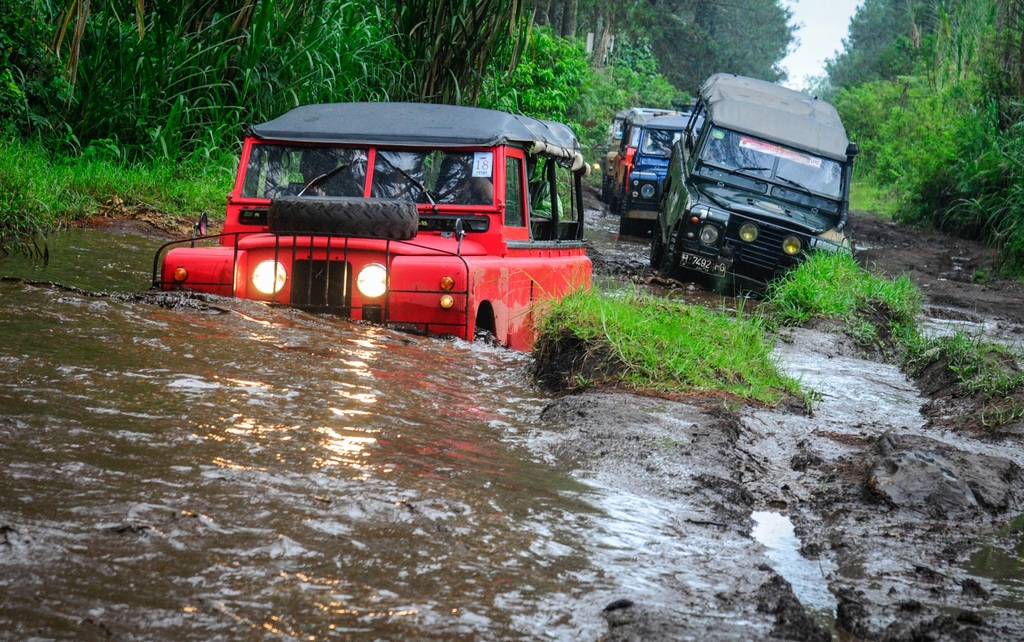 Fun Offroad Ciwidey Bandung – Land Rover Tea Plantation Adventure
