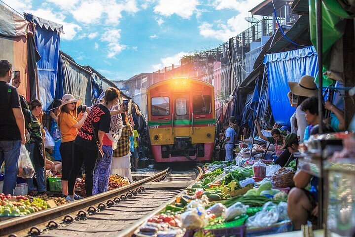 Join Tour Floating Market + Meklong Bus Tour