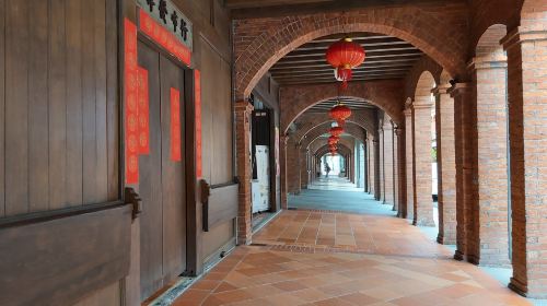 Taipei Classic Landmarks 1-Day Tour: Palace Museum, CKS Memorial Hall & Longshan Temple